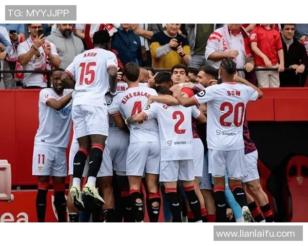 足球明星球员在训练中展现惊人爆发力与技巧引发球迷热议